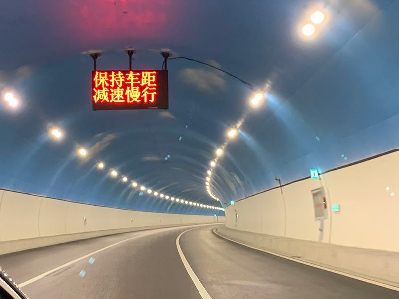 華為鴻蒙賦能,高速隧道燈,實現,車距,實時預警